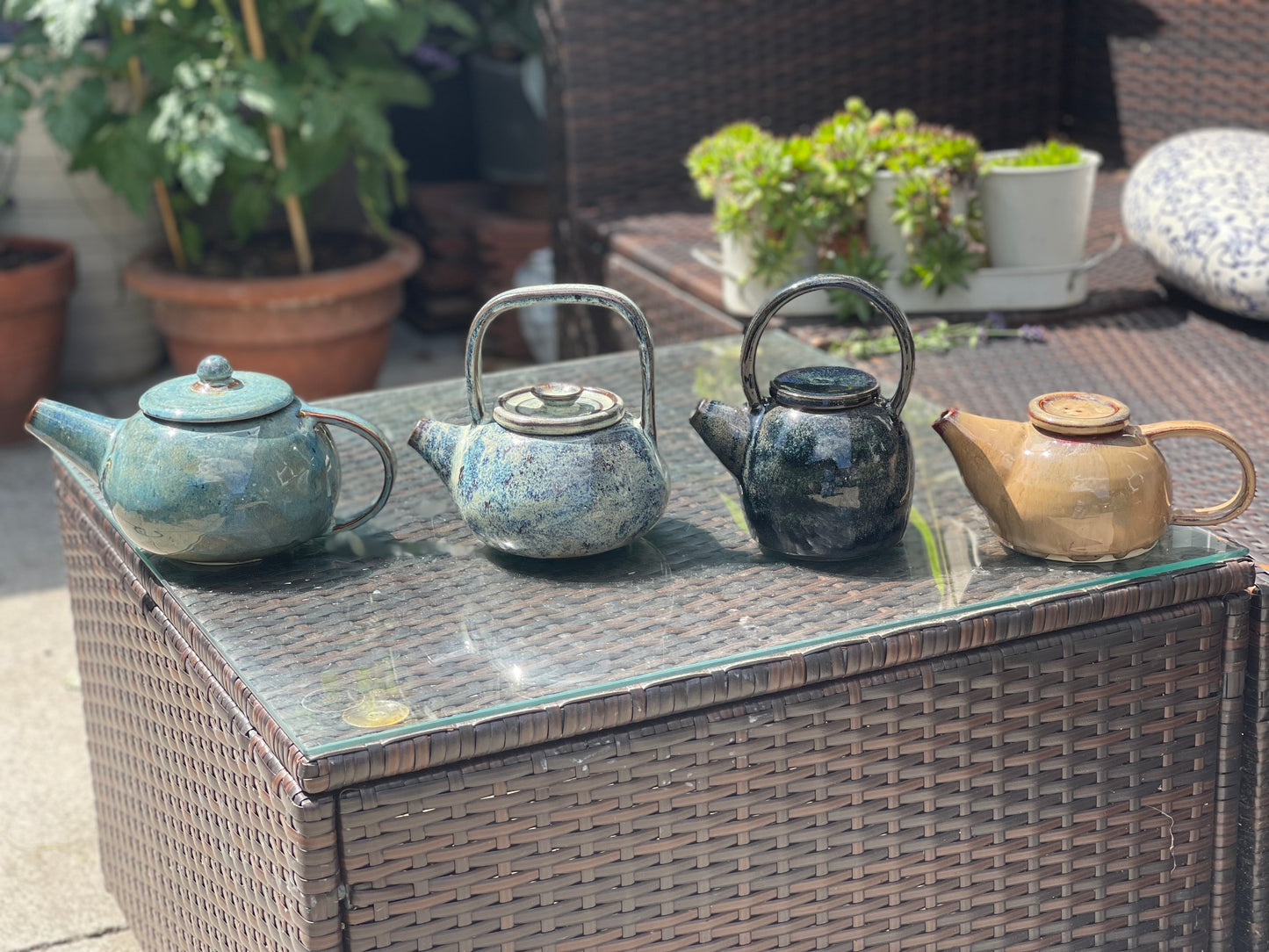 Teapots and cup sets