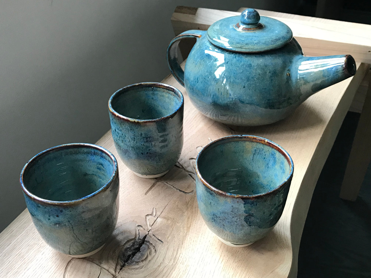 Teapots and cup sets