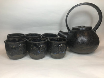 Teapots and cup sets