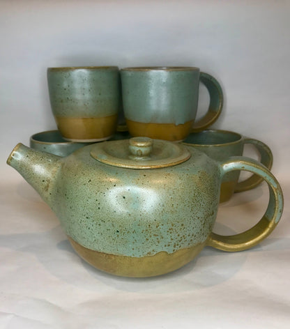 Teapots and cup sets